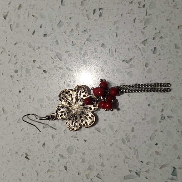 Cute flower earrings with dangling red beads and chains - Picture 2 of 2